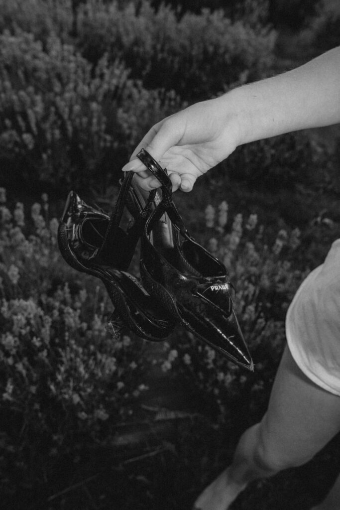 Heiraten in Frankreich Bride & Groom Editorial Shooting detail wedding shoes