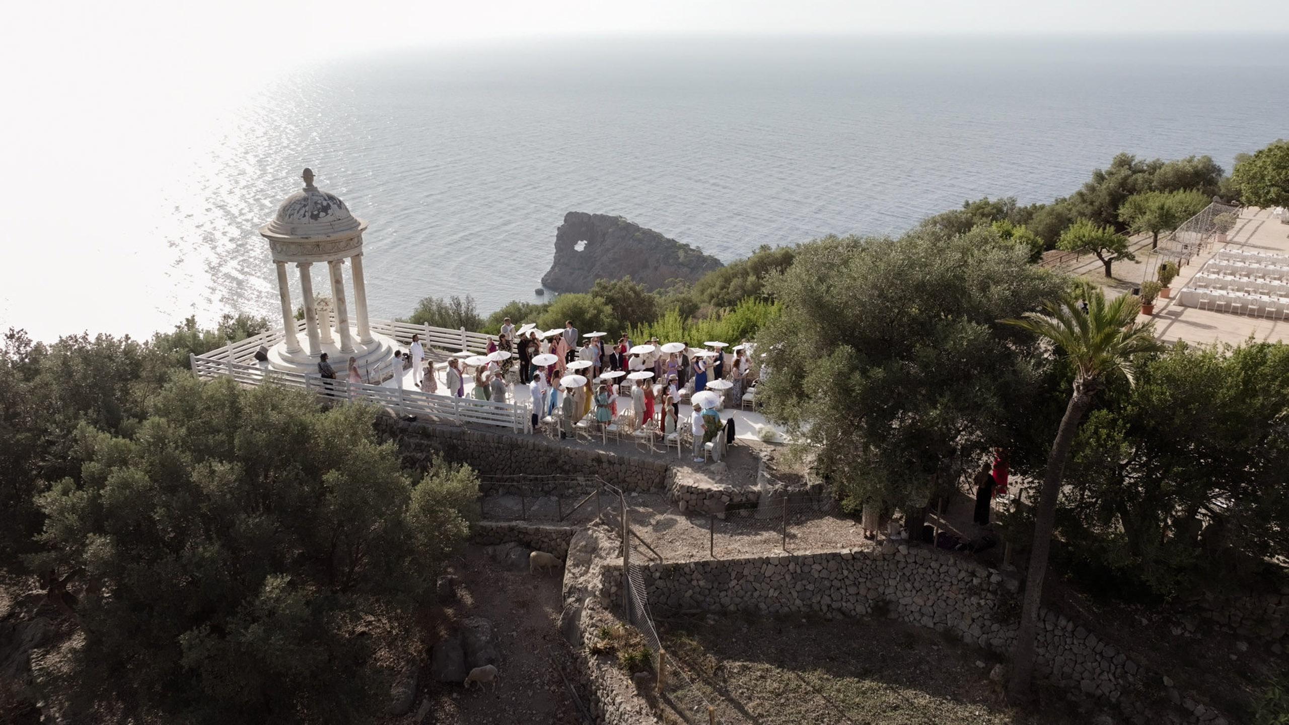 Die Hochzeitsgäste versammelten sich auf der Terrasse am Steilufer von Son Marroig mit Blick auf das Meer.