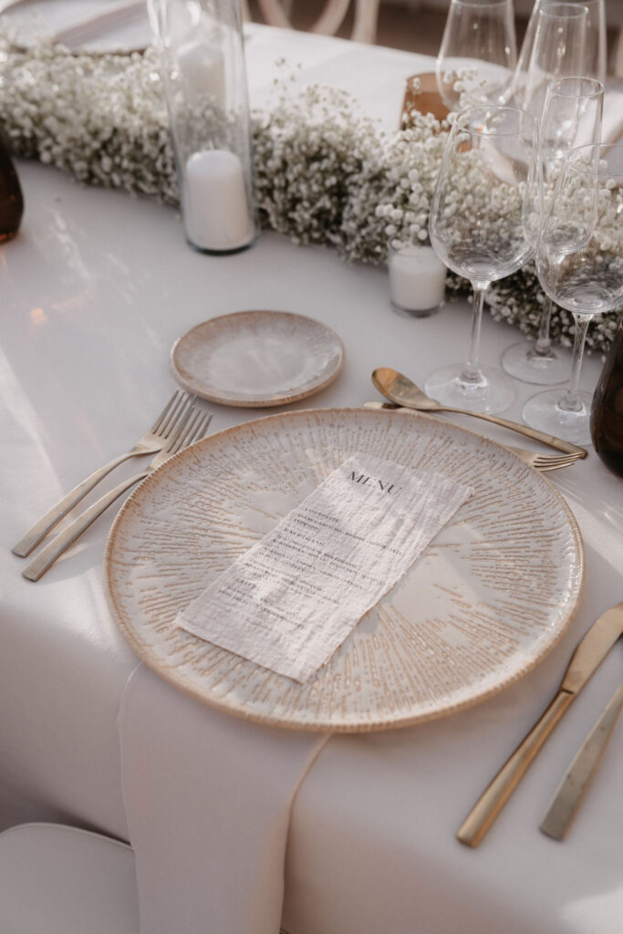 Auf einem strukturierten Teller bei einer Tischdekoration für eine Hochzeit in Son Marroig liegt eine Speisekarte.