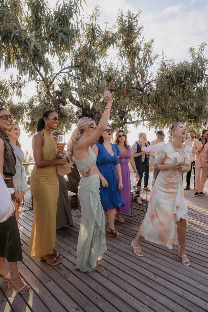 Frauen in eleganten Kleidern tanzen bei einer Hochzeitsfeier im Freien in Son Marroig.