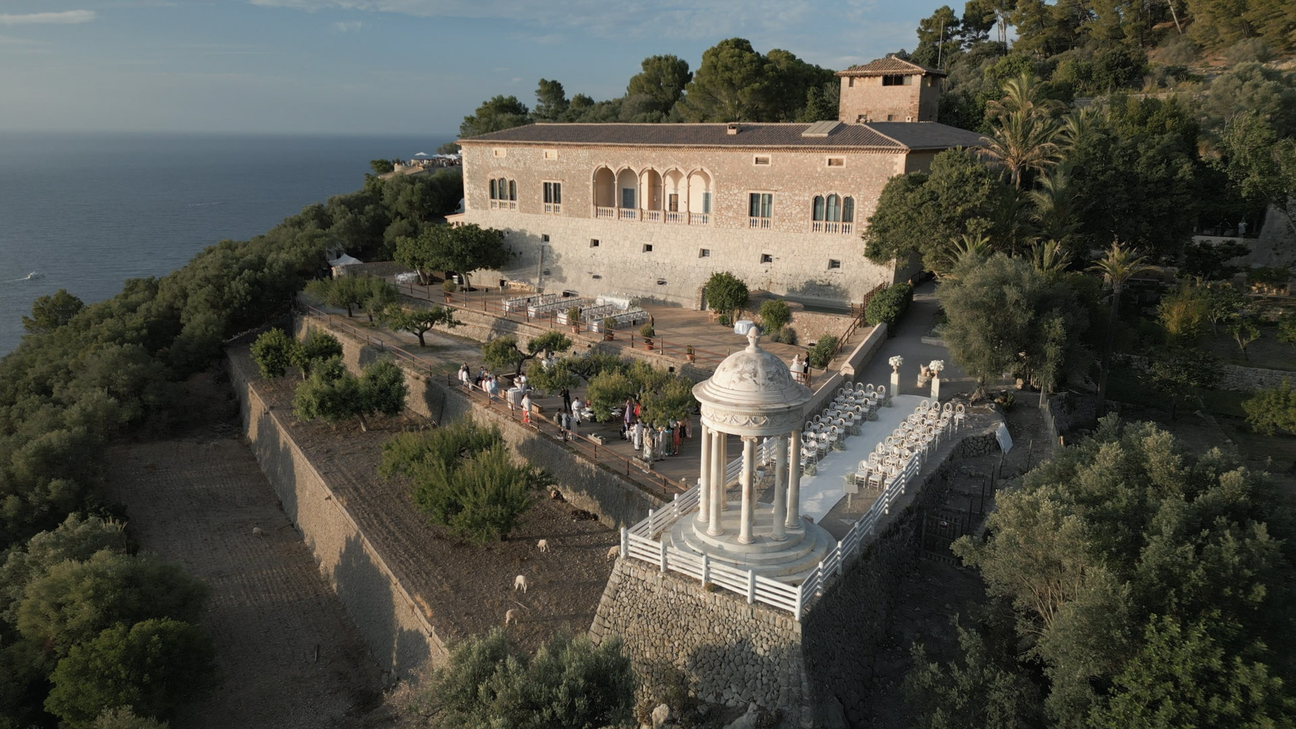 Luftaufnahme einer Hochzeitskulisse im Freien an einer Klippe auf dem mediterranen Anwesen Son Marroig.
