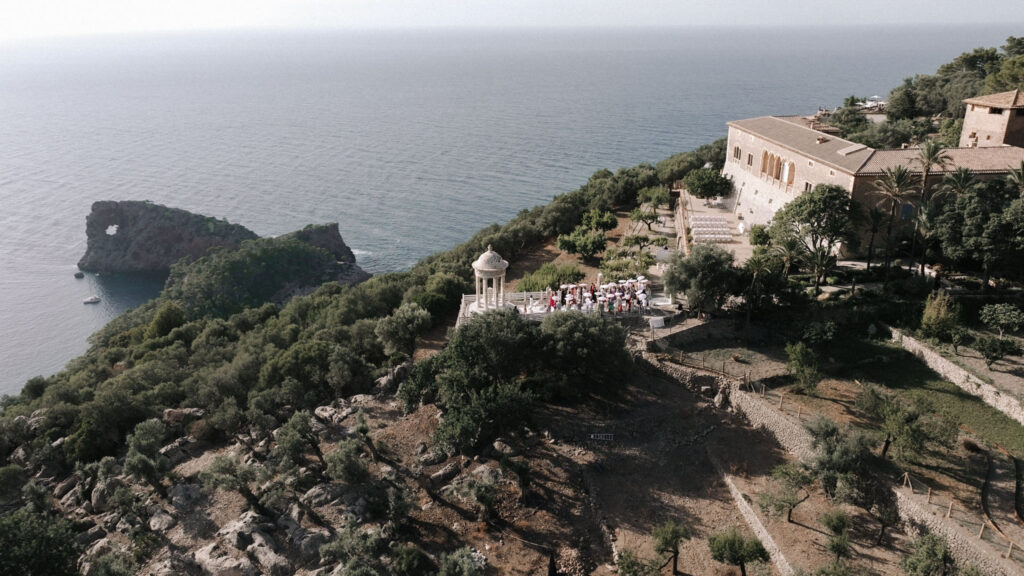 Wedding in Son Marroig: Getting married over the cliffs of Mallorca, with experience, costs and tips 5 Aerial view of a wedding ceremony in Son Marroig with a view of the sea.