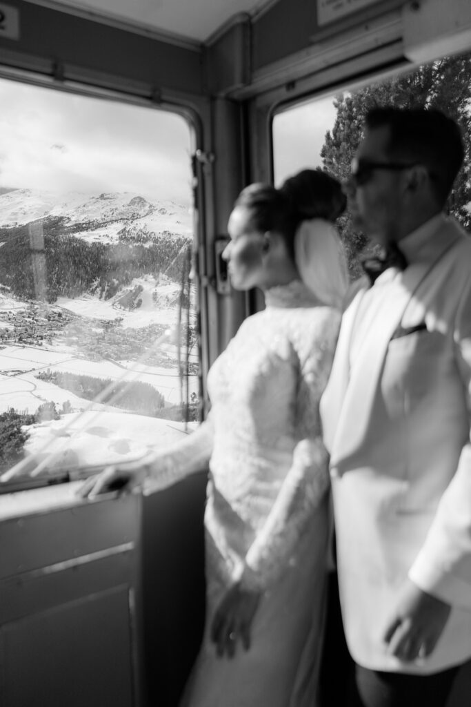 Hochzeitspaar in Gondel in der Schweiz