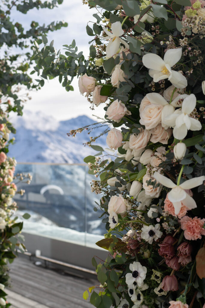 Berghochzeit im Winter mit verschneiten Bergen und stilvoller Hochzeitslocation