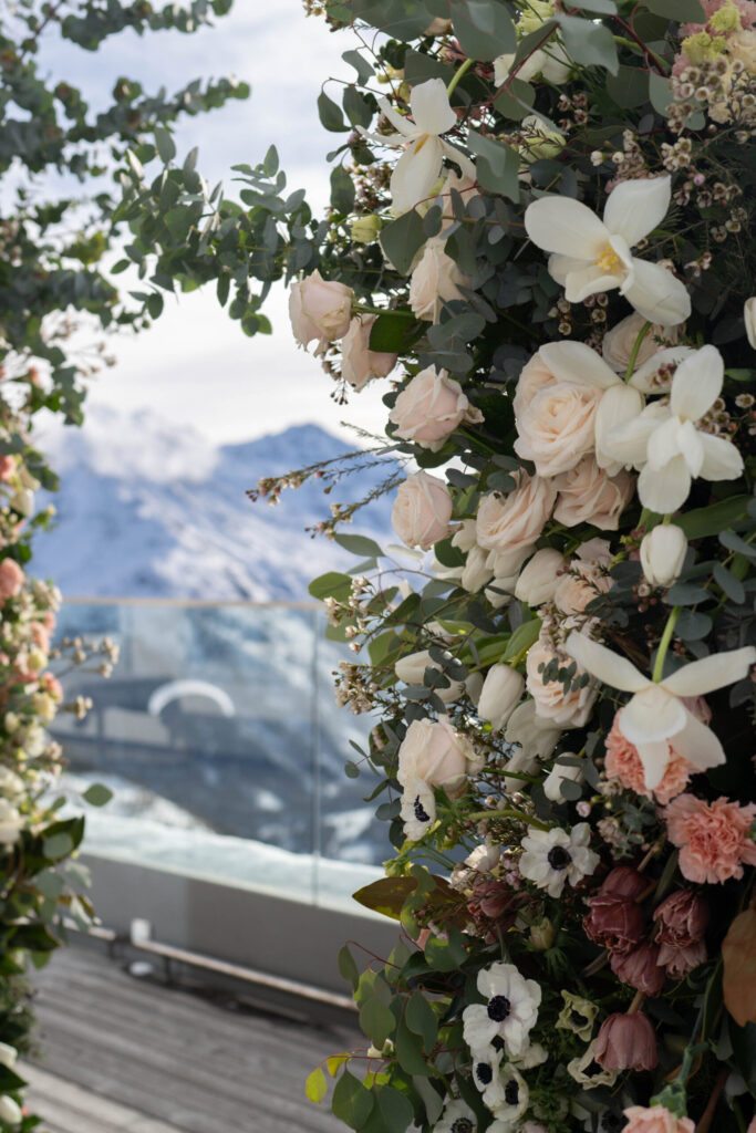 Berghochzeit im Winter mit verschneiten Bergen und stilvoller Hochzeitslocation