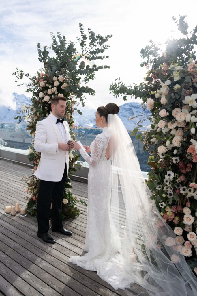 Berghochzeit im Winter mit verschneiten Bergen und stilvoller Hochzeitslocation