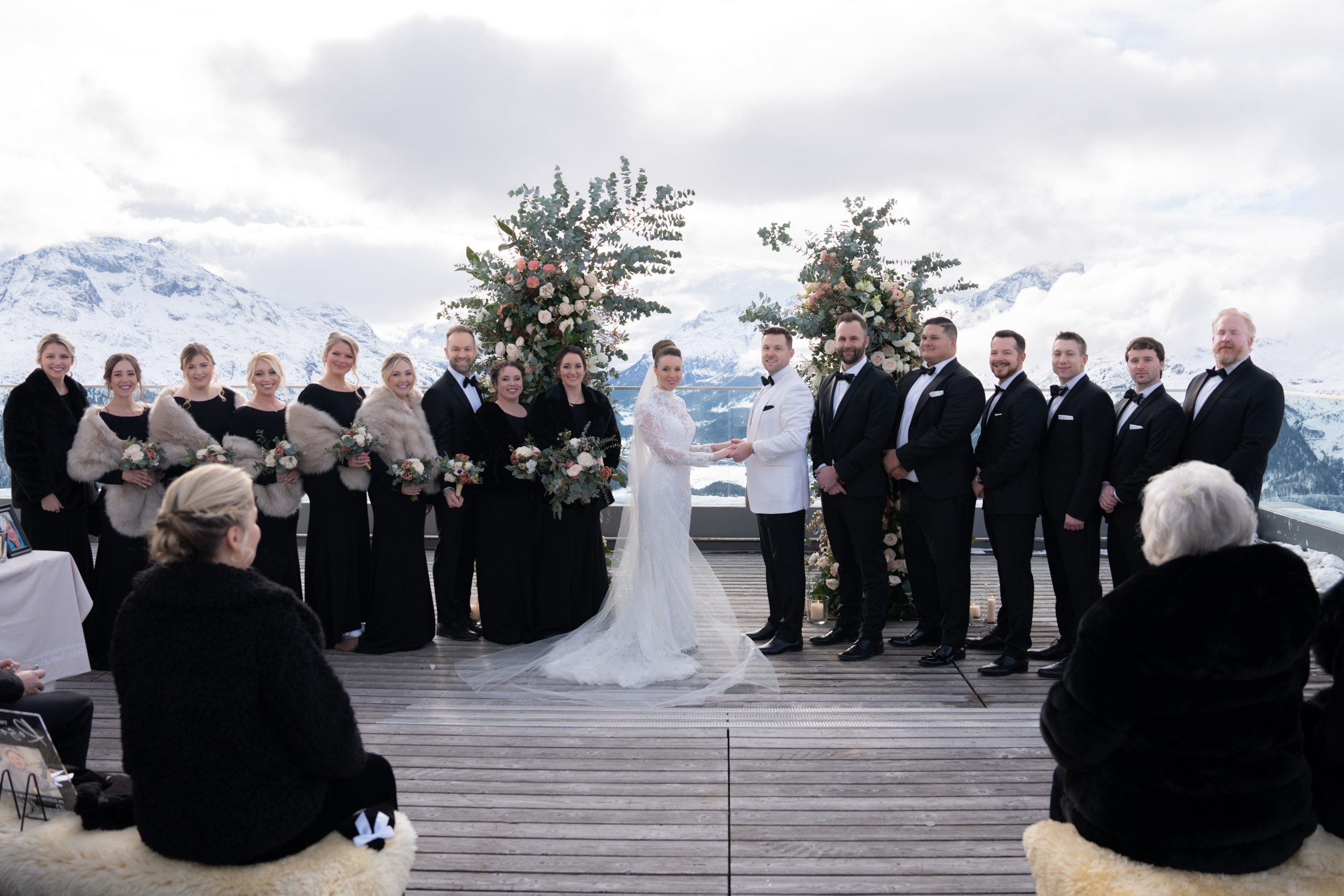 Brautpaar bei Berghochzeit im Winter beim Heiraten in den Bergen