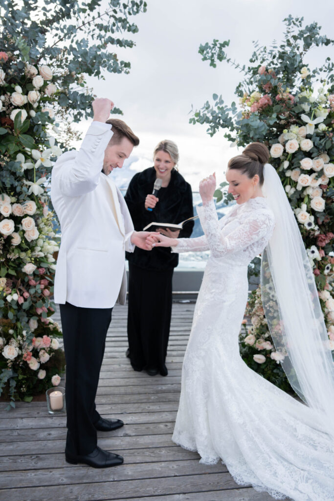 Brautpaar bei Berghochzeit im Winter beim Heiraten in den Bergen