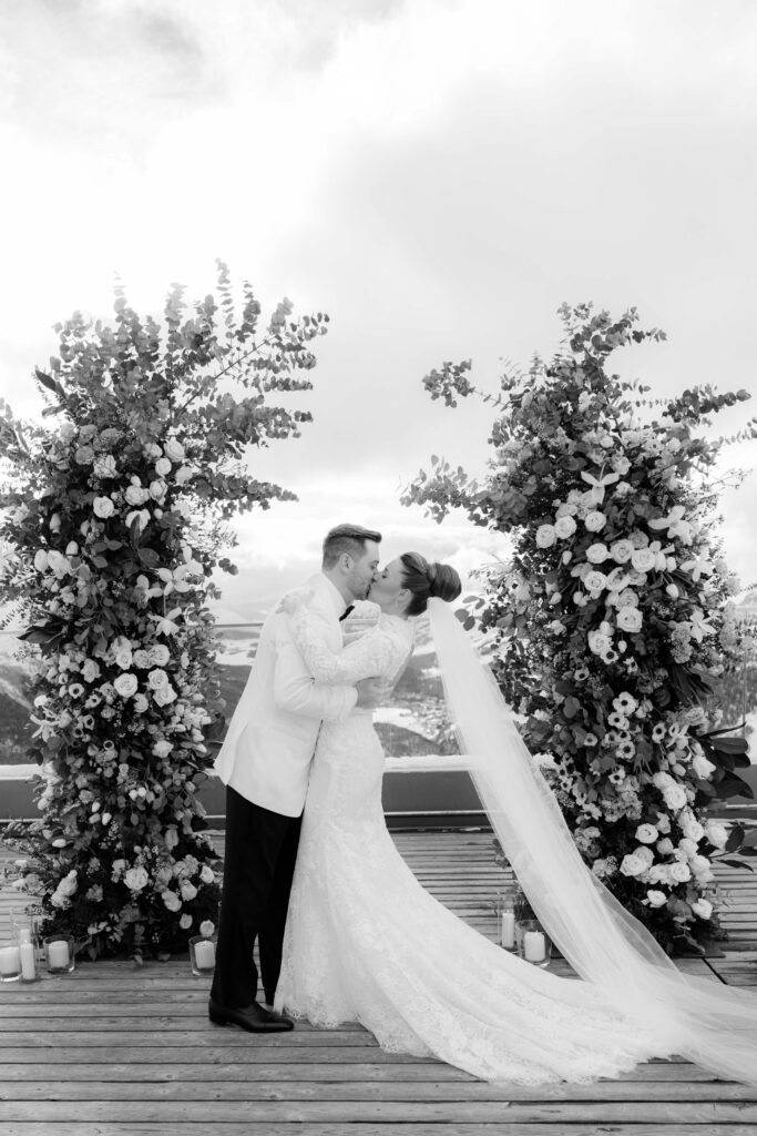 Brautpaar bei Berghochzeit im Winter beim Heiraten in den Bergen