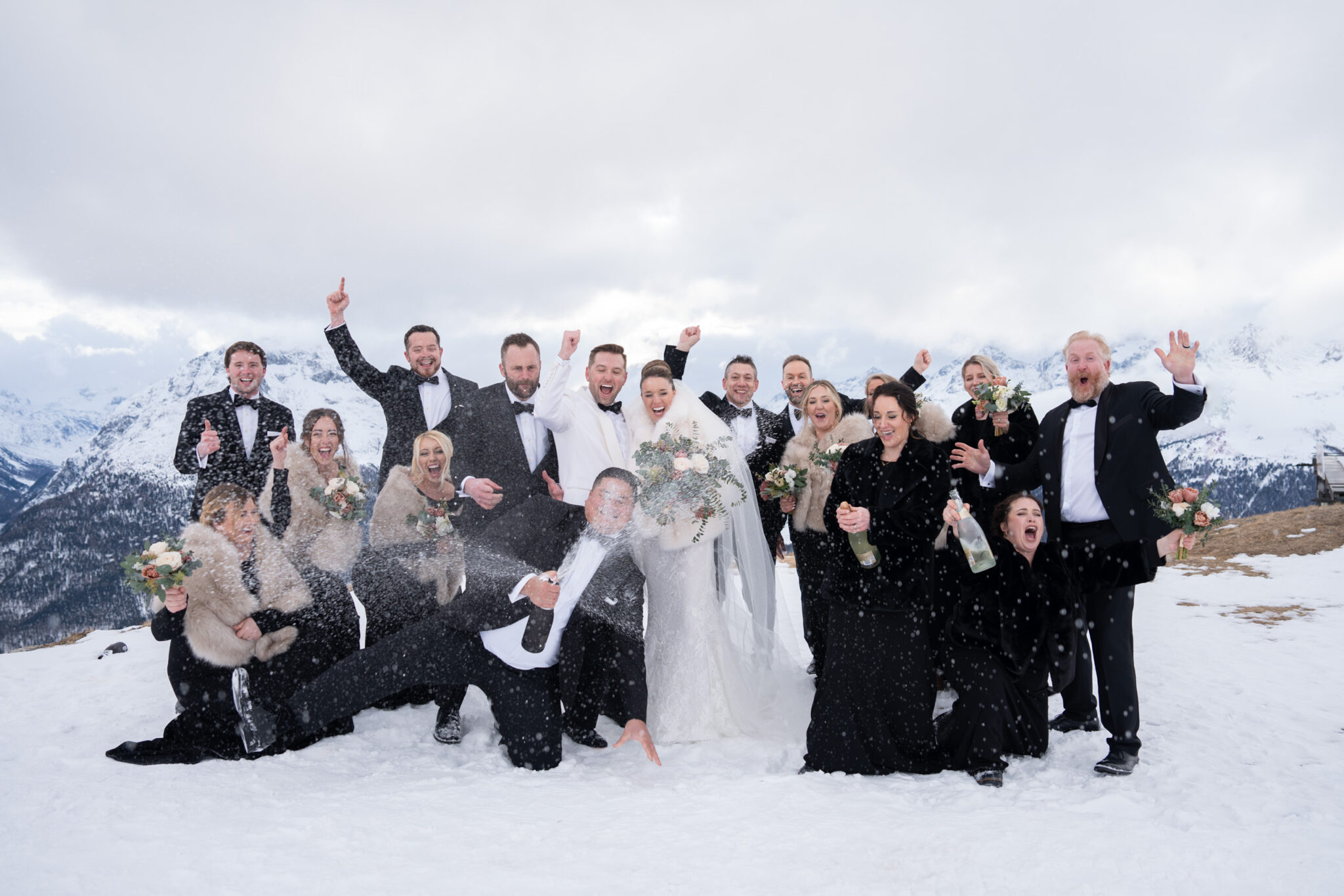 Berghochzeit im Winter mit verschneiten Bergen und stilvoller Hochzeitslocation