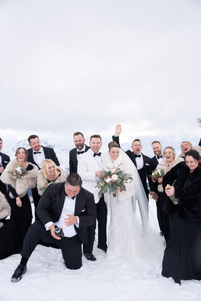 Brautpaar bei Berghochzeit im Winter beim Heiraten in den Bergen