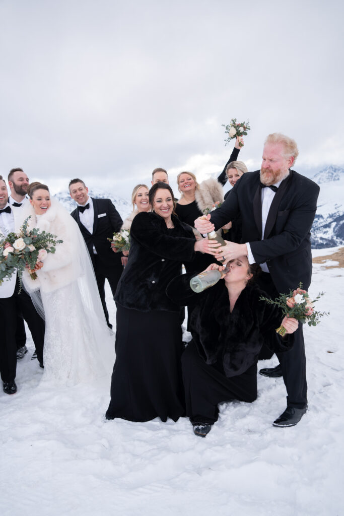Brautpaar bei Berghochzeit im Winter beim Heiraten in den Bergen