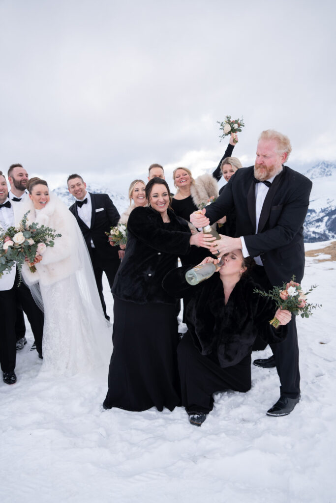 Brautpaar bei Berghochzeit im Winter beim Heiraten in den Bergen