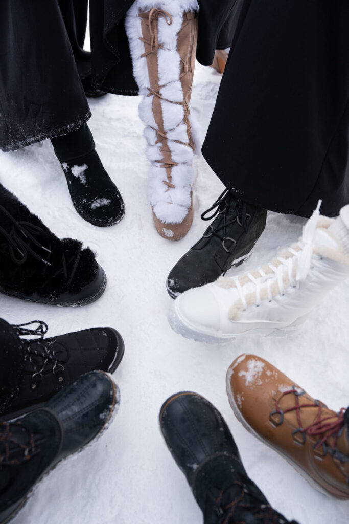 Brautpaar bei Berghochzeit im Winter beim Heiraten in den Bergen