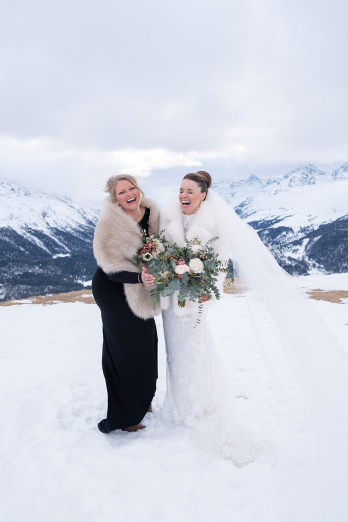 Brautpaar bei Berghochzeit im Winter beim Heiraten in den Bergen
