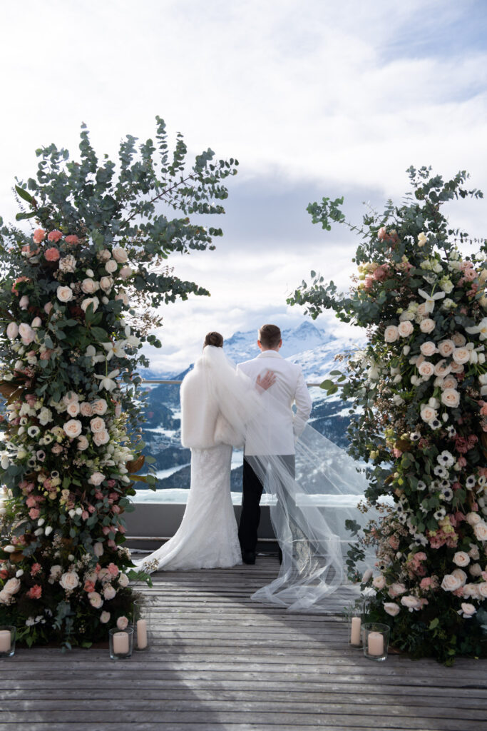 Heiraten in der Schweiz Brautpaar im Trausetting