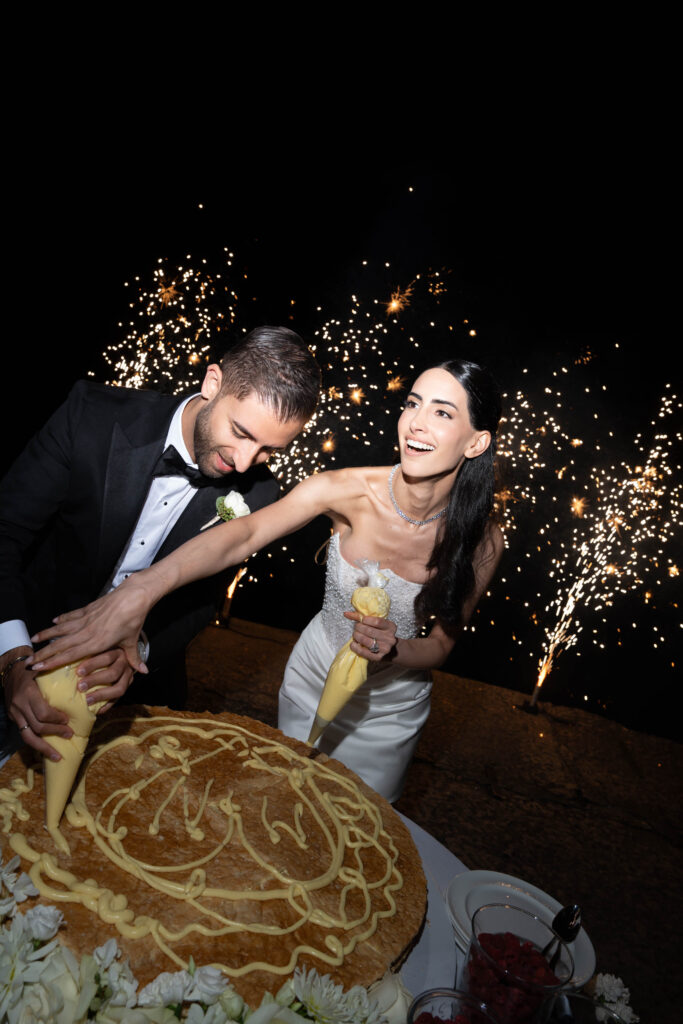 Villa Bettoni Hochzeit Wedding Party Torte anschneiden dekorieren