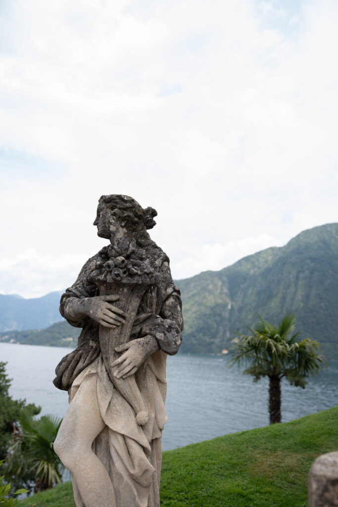 Villa del Balbianello Hochzeit: Kosten, Ablauf und die ikonischste Location am Comer See 45 Stone statue with a fountain in Villa del Balbianello, overlooking a lake and the mountains.