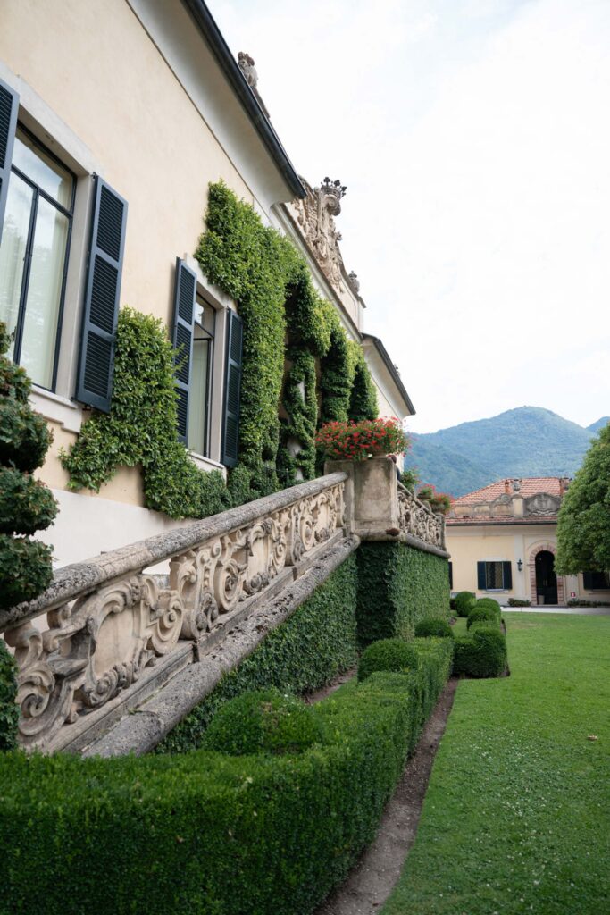 Villa del Balbianello Hochzeit: Kosten, Ablauf und die ikonischste Location am Comer See 41 An elaborately designed stone staircase with ivy-covered walls that leads to the historic Villa del Balbianello.