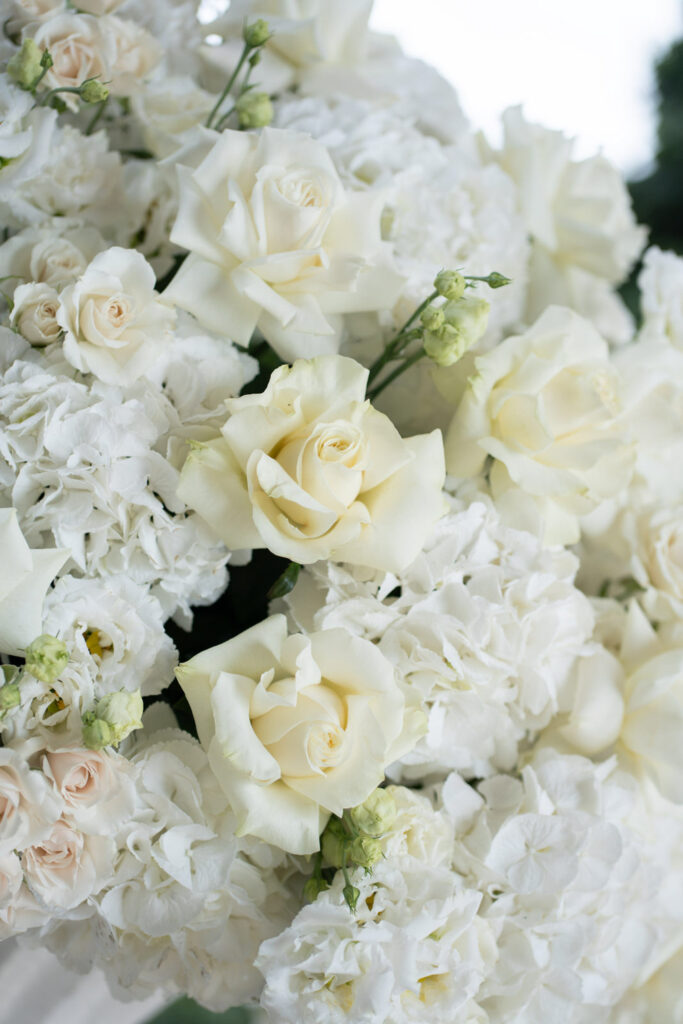 Villa del Balbianello Hochzeit: Kosten, Ablauf und die ikonischste Location am Comer See 20 A lavish arrangement of white roses and hydrangeas in Villa del Balbianello.