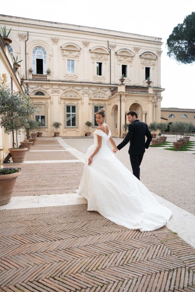 Hochzeitspaar vor der Villa Aurelia in Rom 