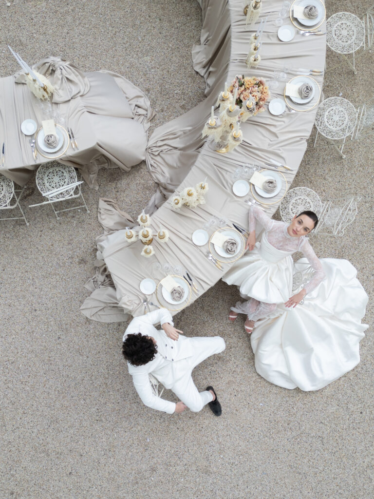 Drohnenaufnahme Hochzeitspaar im Tablesetting in der Villa Aurelia in Rom 