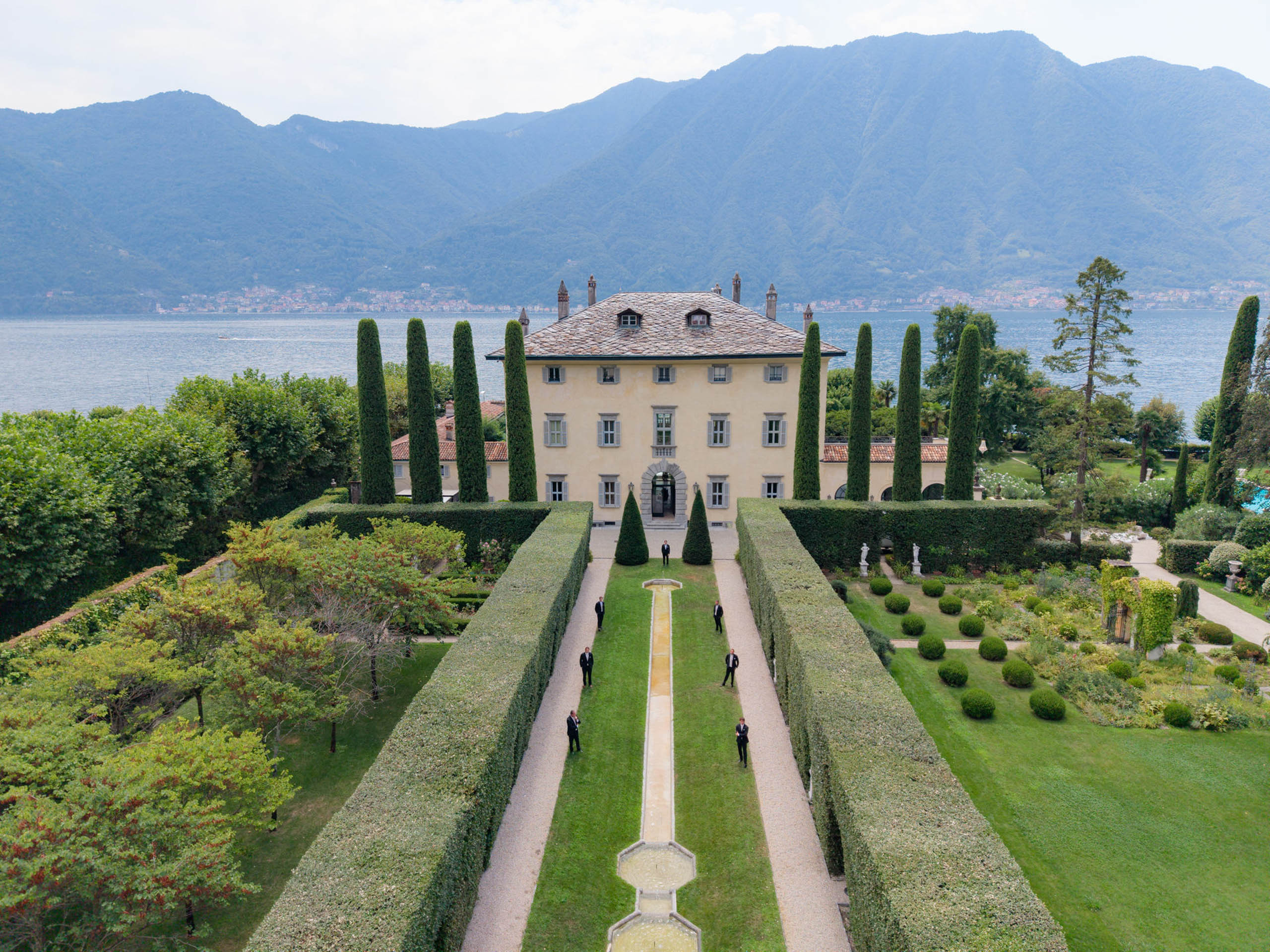 Eine Villa mit gepflegten Gärten, hohen Hecken und Bergen im Hintergrund in der Nähe des glitzernden Comer Sees – perfekt für alle, die davon träumen, an einem legendären Ort wie der Villa Balbiano zu heiraten.