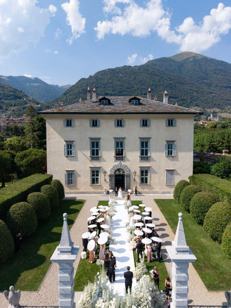 Die Trauung findet im Freien vor der prächtigen Villa Balbiano statt, umgeben von Bergen und üppigem Grün am bezaubernden Comer See – eine unvergessliche Kulisse für alle, die davon träumen, in zeitloser Eleganz zu heiraten.