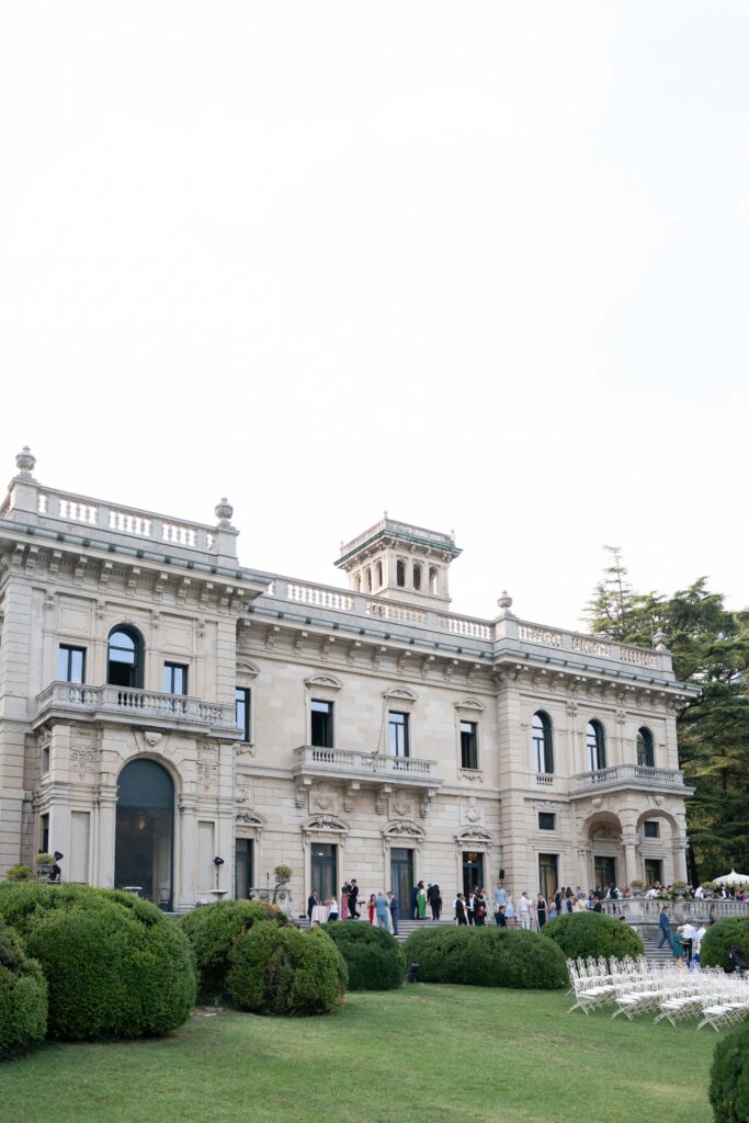 Elegantes historisches Gebäude mit Bogenfenstern, Automatischer Entwurf und gepflegten Sträuchern davor.