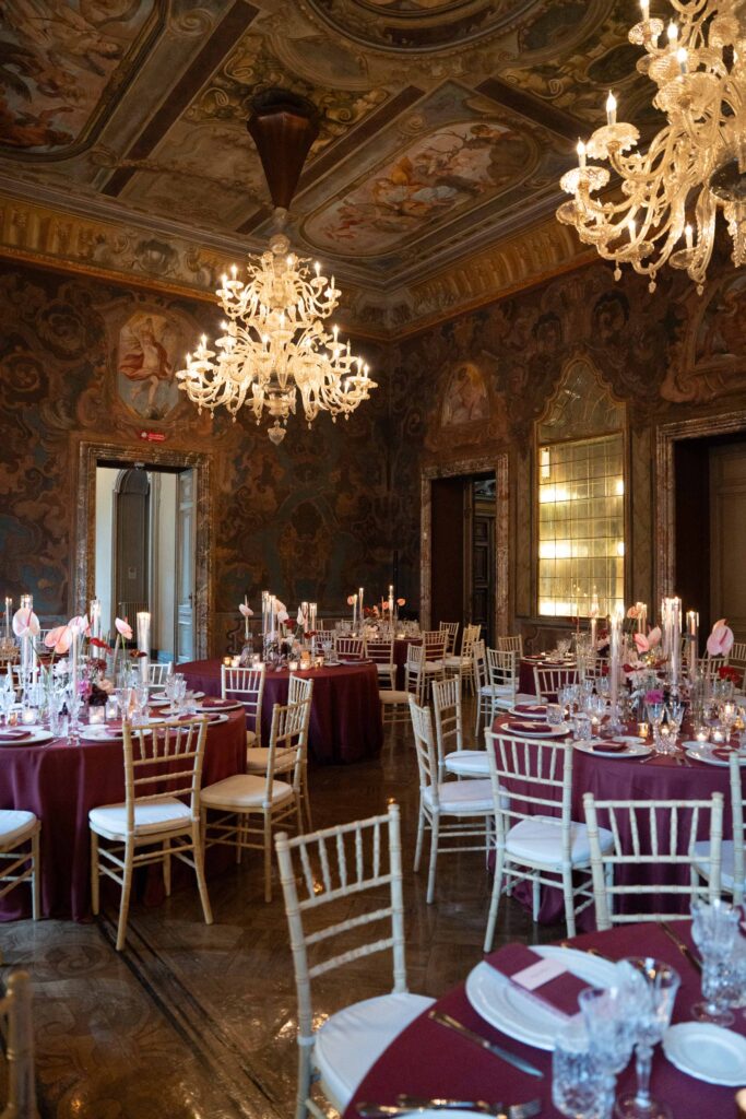 Eleganter Festsaal mit Kronleuchtern, runden Tischen und goldenen Stühlen, gestaltet mit automatischer Entwurf.
