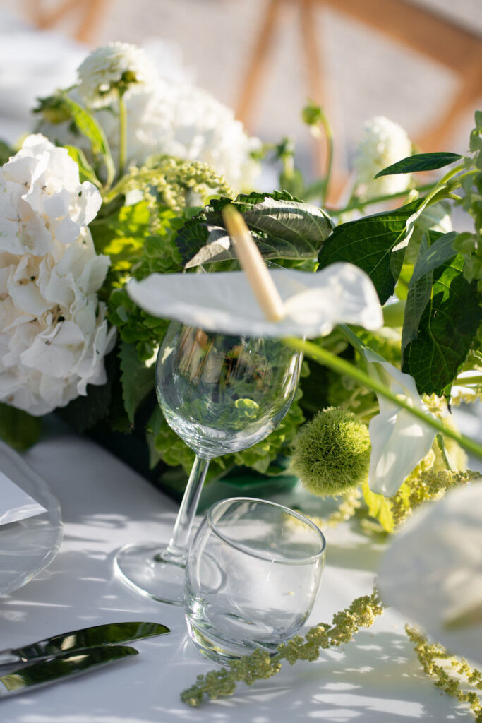 Hochzeit im Maniero Montecassiano: Euer Hochzeitswochenende in einer Boutique-Villa in den Marken 23 Weißer Blumenschmuck mit einer Anthurie und Gläsern im Maniero Montecassiano.