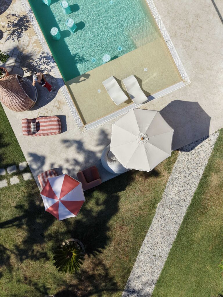 Hochzeit im Maniero Montecassiano: Euer Hochzeitswochenende in einer Boutique-Villa in den Marken 10 Luftaufnahme des Schwimmbads Maniero Montecassiano mit Liegestühlen und Sitzgelegenheiten auf der Terrasse.