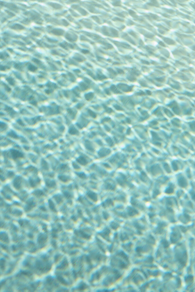 Hochzeit im Maniero Montecassiano: Euer Hochzeitswochenende in einer Boutique-Villa in den Marken 16 Sonnenlicht, das sich auf dem blauen Wasser bei Maniero Montecassiano spiegelt.