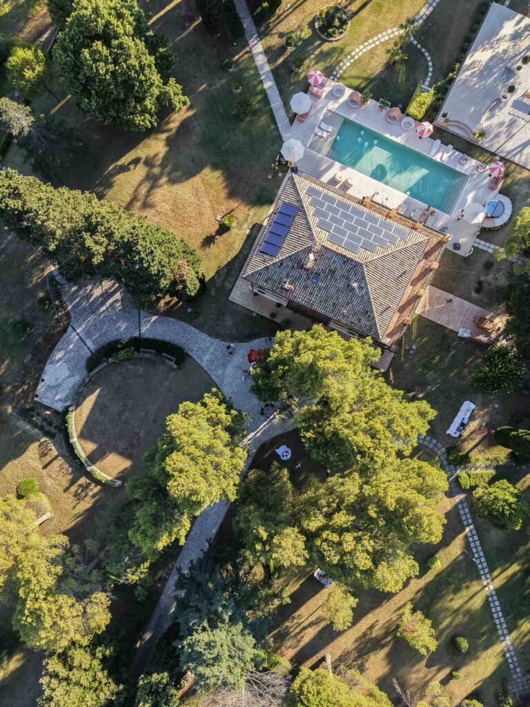 Hochzeit im Maniero Montecassiano: Euer Hochzeitswochenende in einer Boutique-Villa in den Marken 62 Luftaufnahme von Maniero Montecassiano mit einer Villa mit Pool und Solarmodulen auf dem Dach.