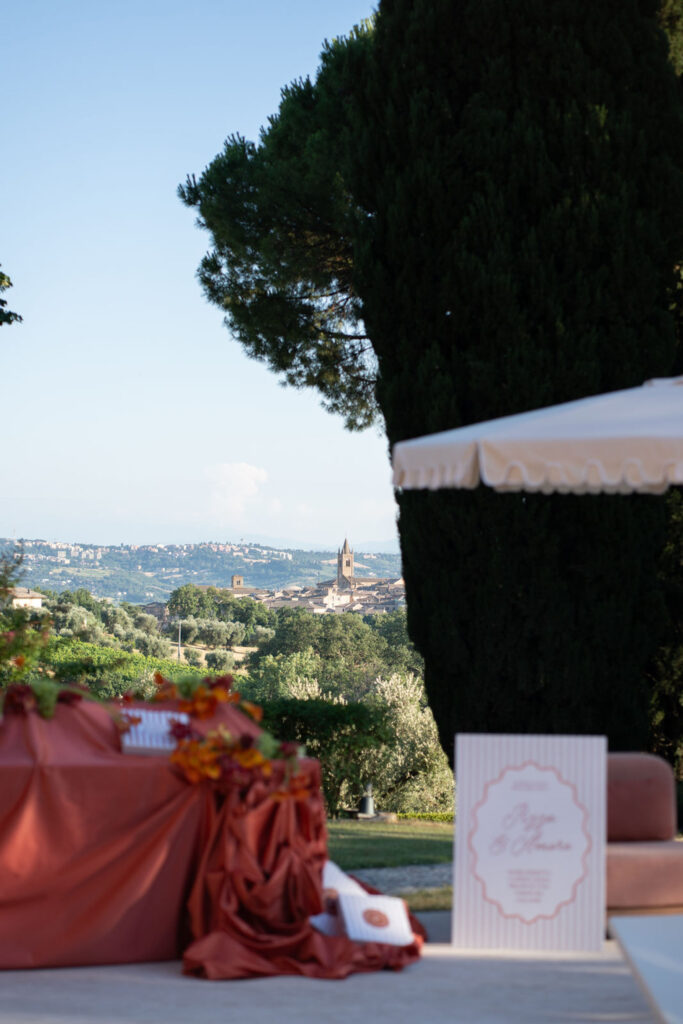 Hochzeit im Maniero Montecassiano: Euer Hochzeitswochenende in einer Boutique-Villa in den Marken 57 Blick auf Maniero Montecassiano und das umliegende italienische Bergstädtchen von einer Veranstaltung im Freien aus.