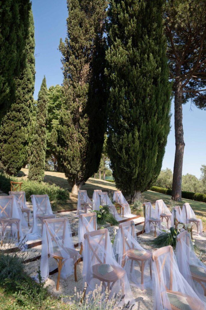 Hochzeit im Maniero Montecassiano: Euer Hochzeitswochenende in einer Boutique-Villa in den Marken 33 Sitzgelegenheiten für eine Hochzeit im Freien in den Marken mit drapierten Holzstühlen.