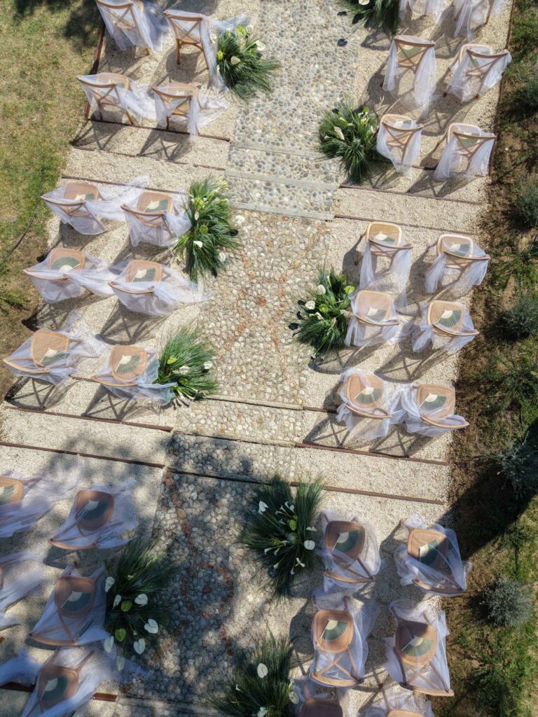 Hochzeit im Maniero Montecassiano: Euer Hochzeitswochenende in einer Boutique-Villa in den Marken 29 Luftaufnahme einer Hochzeitsfeier in der Boutique-Villa Italien, mit weißem Stoff und Blumen.