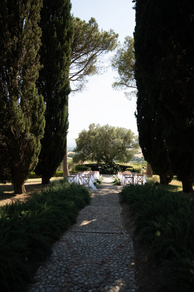 Hochzeit im Maniero Montecassiano: Euer Hochzeitswochenende in einer Boutique-Villa in den Marken 40 Ein von Bäumen gesäumter Steinweg führt zur Trauung im Maniero Montecassiano.