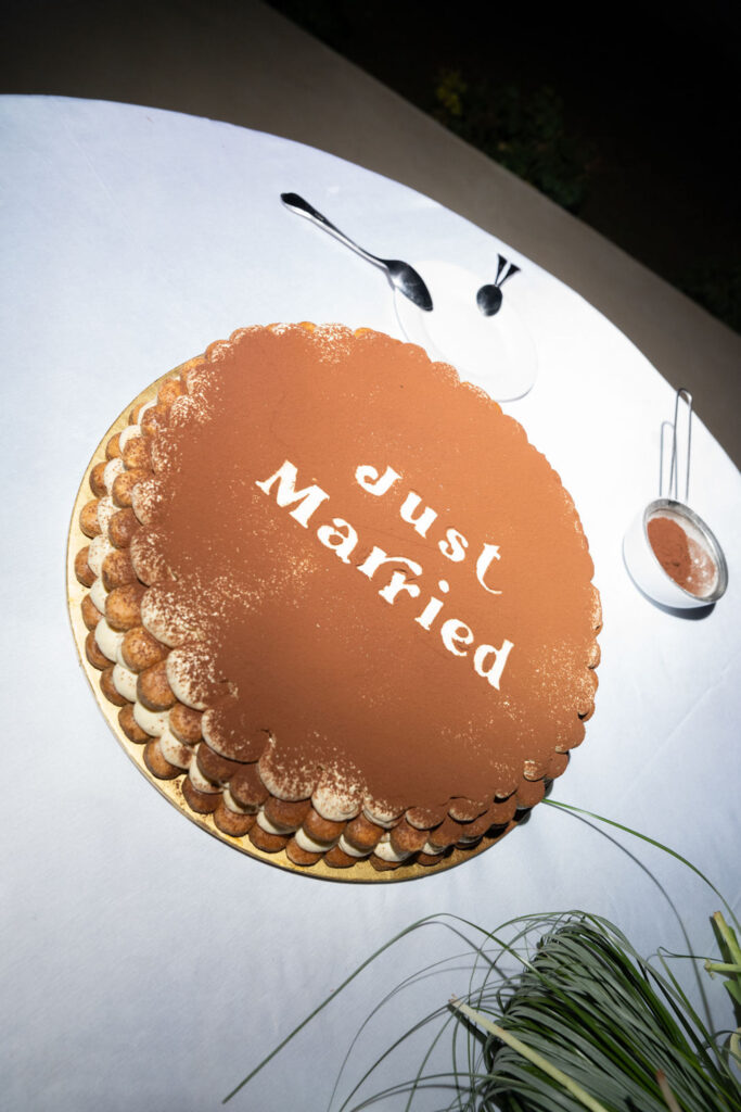 Hochzeit im Maniero Montecassiano: Euer Hochzeitswochenende in einer Boutique-Villa in den Marken 43 Eine runde Tiramisu-Torte, bestreut mit Kakaopulver und der Aufschrift Just Married für eine Hochzeit in Marken.