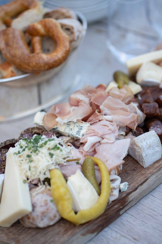 Eine Charcuterie-Platte mit Wurstwaren, Käse und eingelegtem Gemüse bei einer Hochzeit im Rosewood Schloss Fuschl.