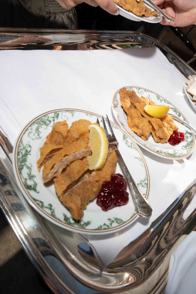 Zwei Teller Schnitzel mit Zitrone und Preiselbeersauce im Rosewood Schloss Fuschl.