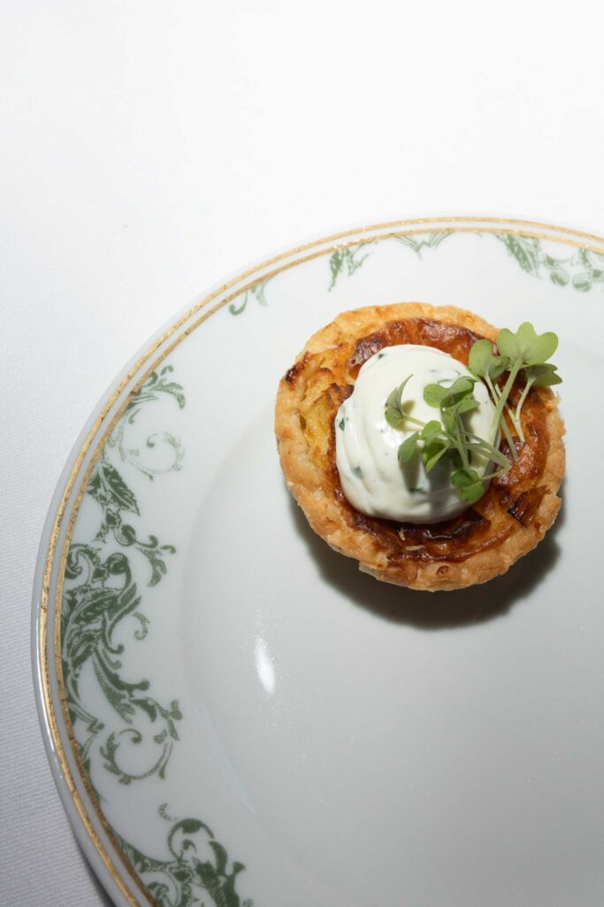 Eine herzhafte Tarte mit Kräutercreme und Microgreens, serviert bei einer Hochzeit im Rosewood Schloss Fuschl.