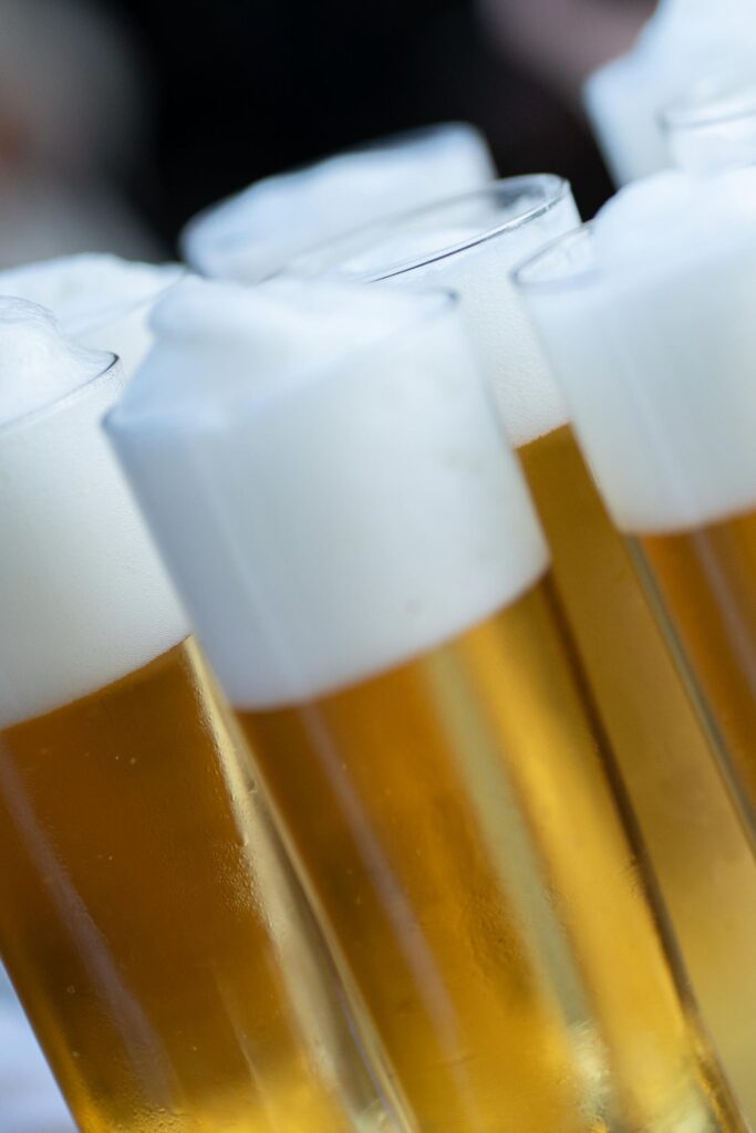 Hohe Biergläser mit schaumiger Krone bei einer Hochzeit im Rosewood Schloss Fuschl.