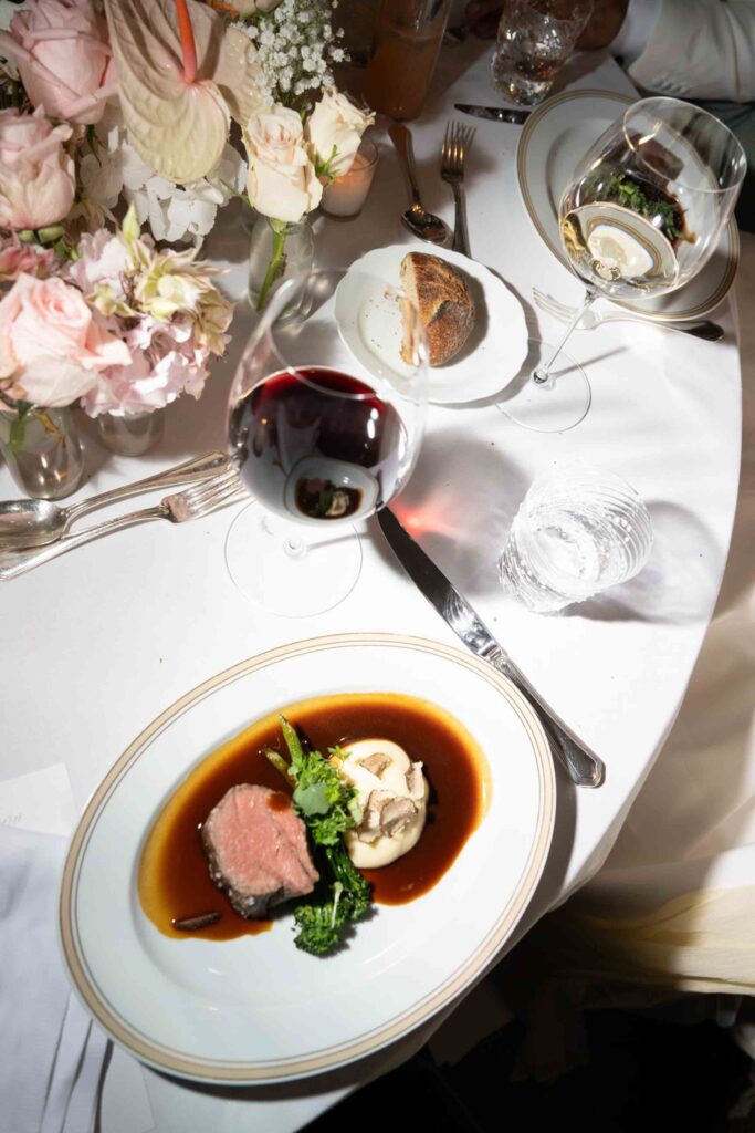 Rindfleischscheiben mit Kartoffelpüree und Gemüse, serviert bei einer Hochzeit im Rosewood Schloss Fuschl.