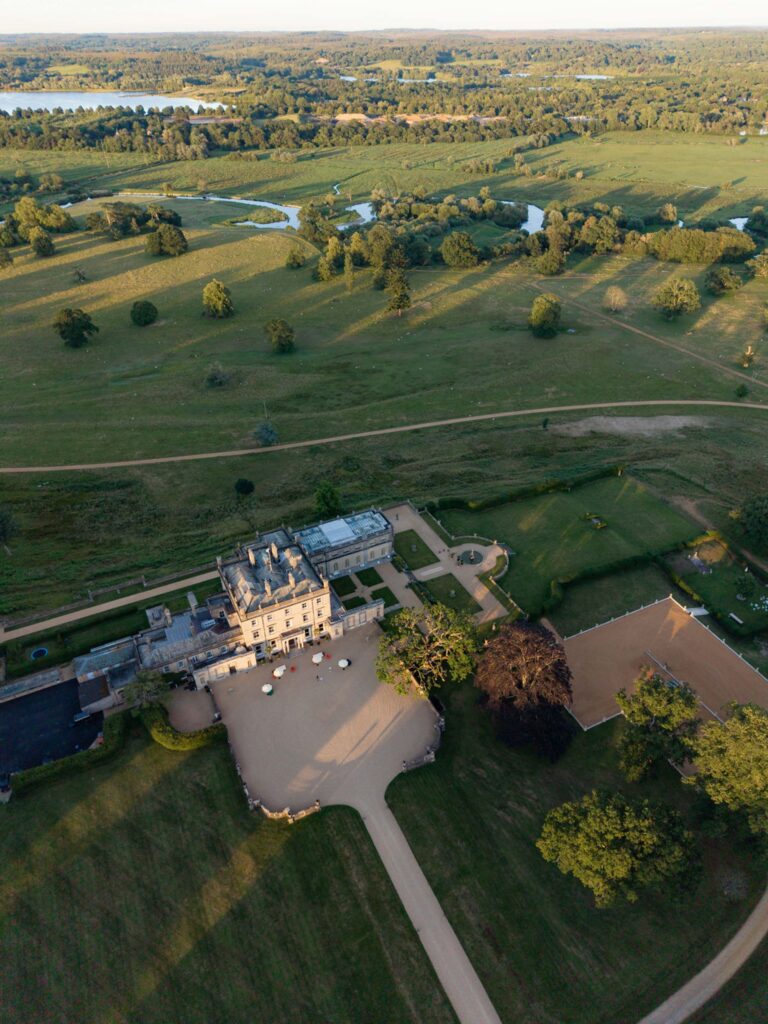 Luftaufnahme von Somerley House, einem georgianischen Herrenhaus inmitten einer weitläufigen Parklandschaft.